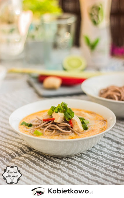 Tajska zupa z kurczakiem - aromatyczna i syta [PRZEPIS]