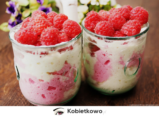 Lekki piankowy deser serowo-jogurtowy z malinami [PRZEPIS]