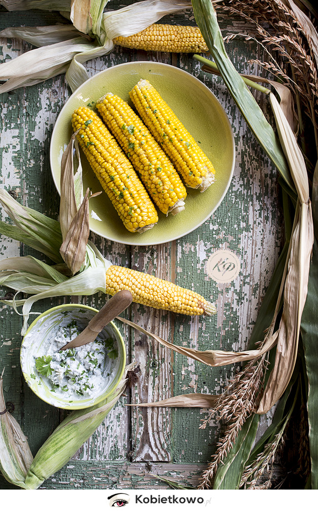 Kukurydza z niebieskim sosem – jak gotować kukurydzę? [PRZEPIS]