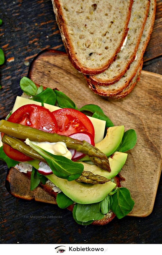 Z cyklu "Wypiekanie na sniadanie" - chleb z zielonymi szparagami i karmelizowanym porem! [PRZEPIS]