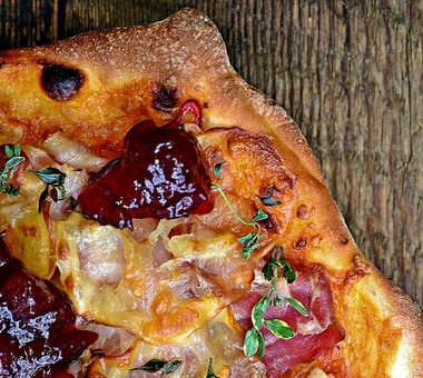 Zaskakujący smak! Pizza bacowska z boczkiem, oscypkiem i żurawiną! [PRZEPIS]