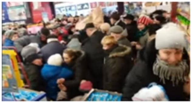 Walka o cukier w Chełmie! Na nagraniu wideo widać ludzi bijących się, bo cenę obniżono o 1 złoty