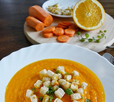 Zupa krem z marchwi i pomarańczy z grzankami [PRZEPIS]