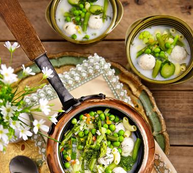 Lekka zupa z zielonych warzyw z drobiowymi pulpecikami i makaronem! [PRZEPIS]