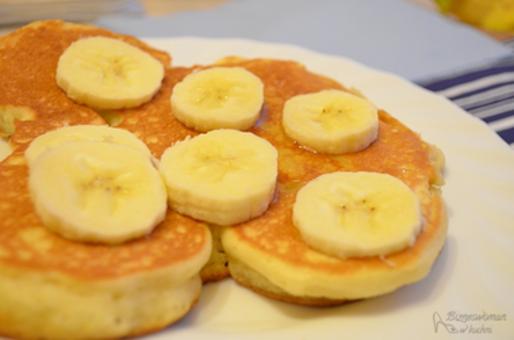 Pancakes z miodem i bananami (z kefirem)! [PRZEPIS]
