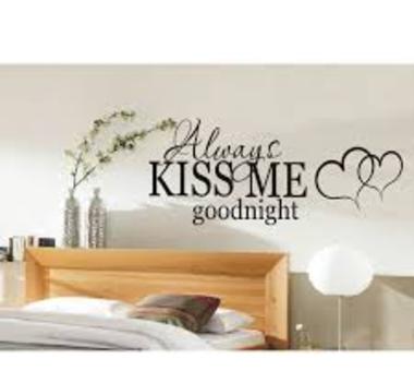 Romantyczny nastrój w sypialni: naklejka na ścianę