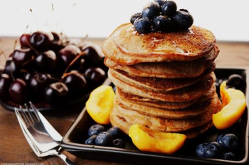 Czekoladowe pancakes - propozycja na lekkie i zdrowe śniadanie [PRZEPIS]