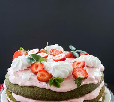 Tort "Truskawkowa polana" - zachwyca smakiem i wyglądem [PRZEPIS]