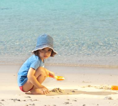 Kieruj się tymi zasadami, aby twoje dziecko było bezpieczne na wakacjach!