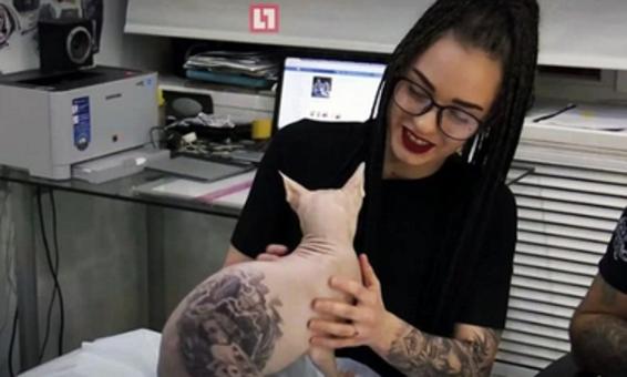 Ten rosyjski tatuażysta uśpił swojego kota