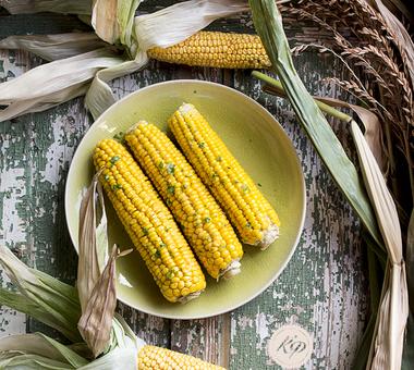 Kukurydza z niebieskim sosem – jak gotować kukurydzę? [PRZEPIS]