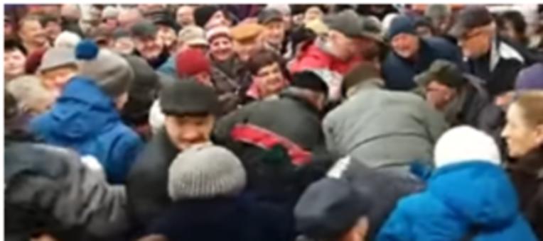 Walka o cukier w Chełmie! Na nagraniu wideo widać ludzi bijących się, bo cenę obniżono o 1 złoty