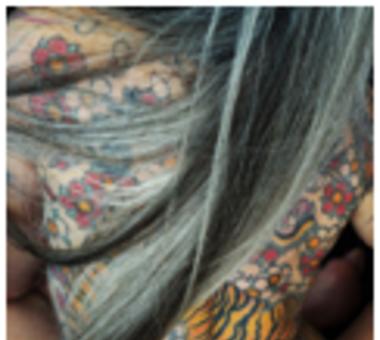 Ta 56-latka rozebrała się, aby udowodnić, że tatuaże mogą wyglądać dobrze w każdym wieku!