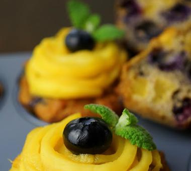Bezglutenowe muffinki z mango i borówkami amerykańskimi! [PRZEPIS]