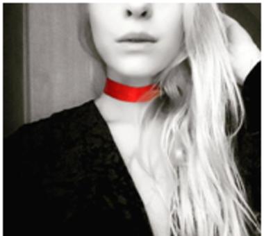 Coraz więcej osób publikuje w sieci zdjęcia z czerwoną wstążką na szyi. O co chodzi?