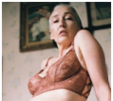Ma 57 lat i reklamuje seksowną bieliznę! Te zdjęcia są obłędne