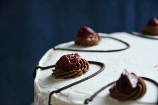 Tort z czekoladą, wiśniami i bezą! [PRZEPIS]