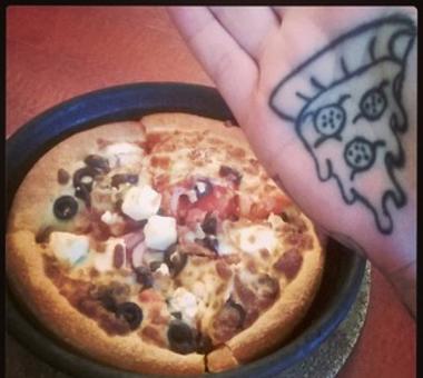 Te tatuaże zostały stworzone dla miłośników pizzy!
