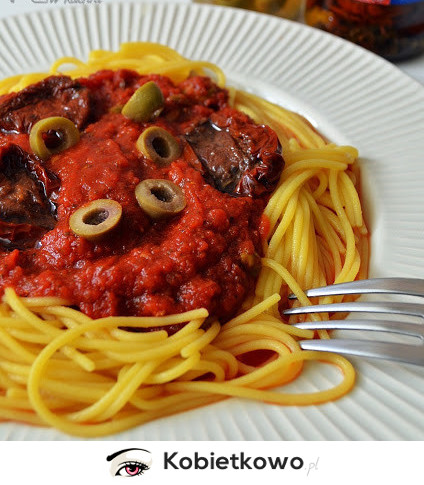 Spaghetti z sosem pomidorowym i oliwkami! [PRZEPIS]