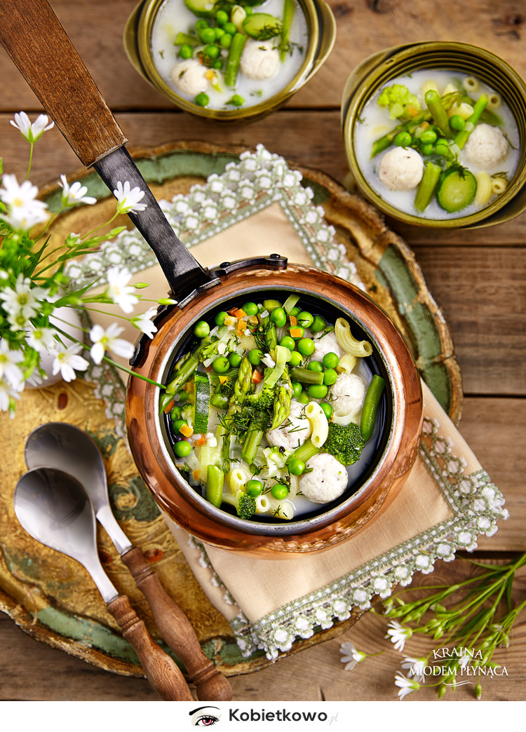 Lekka zupa z zielonych warzyw z drobiowymi pulpecikami i makaronem! [PRZEPIS]