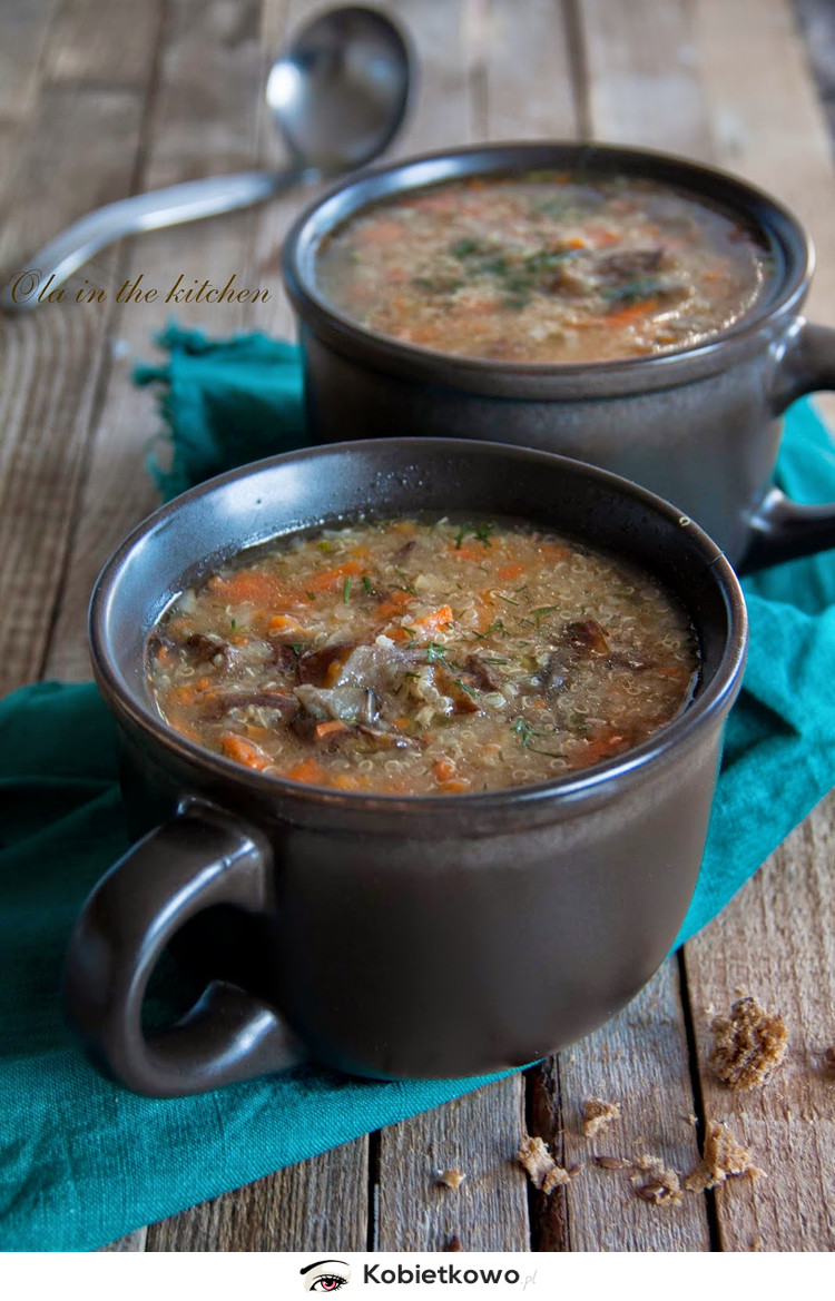Pożywna zupa z quinoa i grzybami! [PRZEPIS]