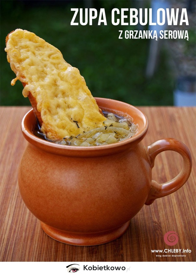 Zupa cebulowa z grzankami serowymi, idealna na zimne dni [PRZEPIS]