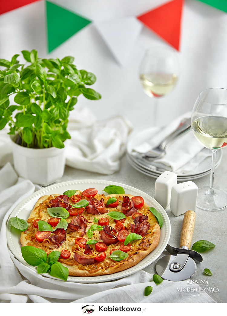 Pizza Italiano- z pomidorami i bazylią, mozzarellą oraz kwiatami z szynki parmeńskiej na kremowym sosie! [PRZEPIS]