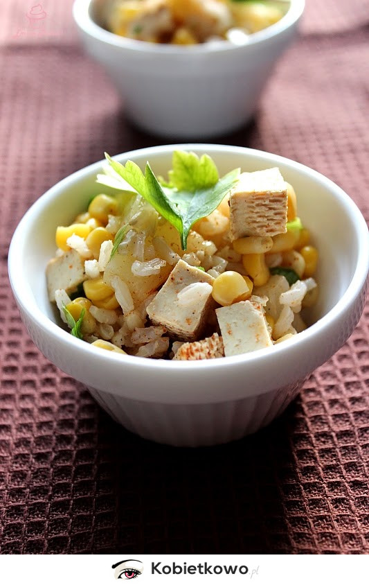Sałatka z wędzonym tofu - wegańska wersja pysznej sałatki [PRZEPIS]