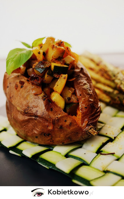 Pieczone bataty nadziewane warzywami podane z grillowanymi szparagami! [PRZEPIS]