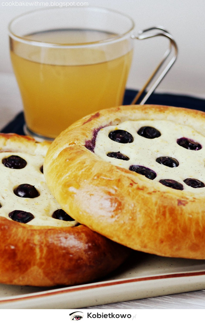 Drożdżówki z serem i borówkami - idealne na śniadanie [PRZEPIS]