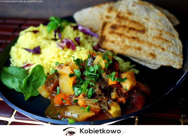 Ryż basmati z szafranem, warzywa w sosie curry i placuszki chapati z mąki pełnoziarnistej
