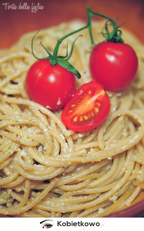 Spaghetti pełnoziarniste z oliwkowo-migdałowym pesto [PRZEPIS]
