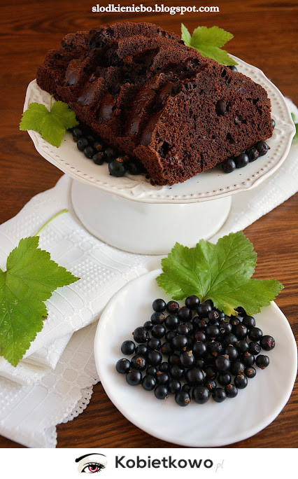 Czekoladowe ciasto z czarnymi porzeczkami i likierem kawowym [PRZEPIS]