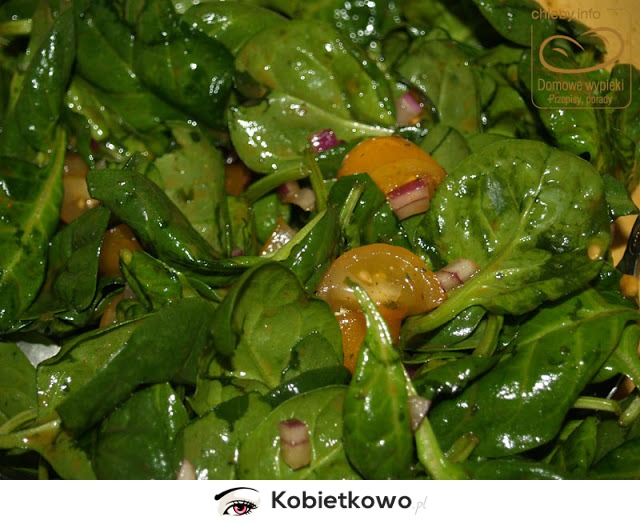 Smażony camembert z żurawiną na liściach szpinaku [PRZEPIS]