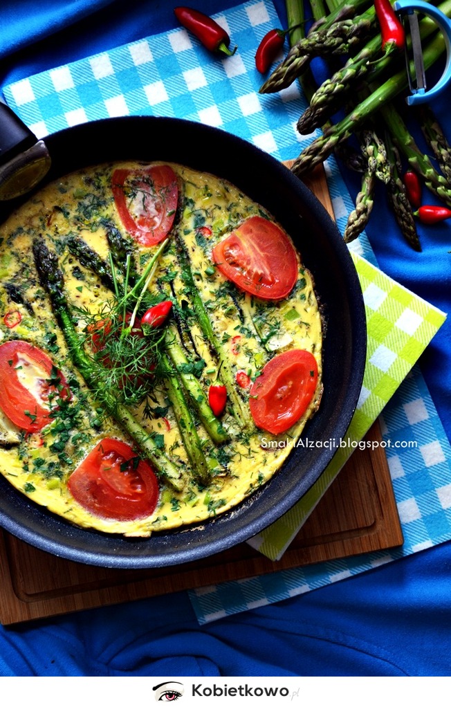 Śniadanie na zielono czyli omlet z zielonymi szparagami, cukinią i pomidorem! [PRZEPIS]