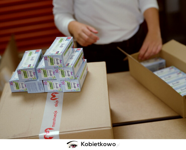 Prawie 1,5 miliona podpasek trafiło do szkół w całej Polsce w ramach wspólnego programu Kulczyk Foundation i marki Rossmann.