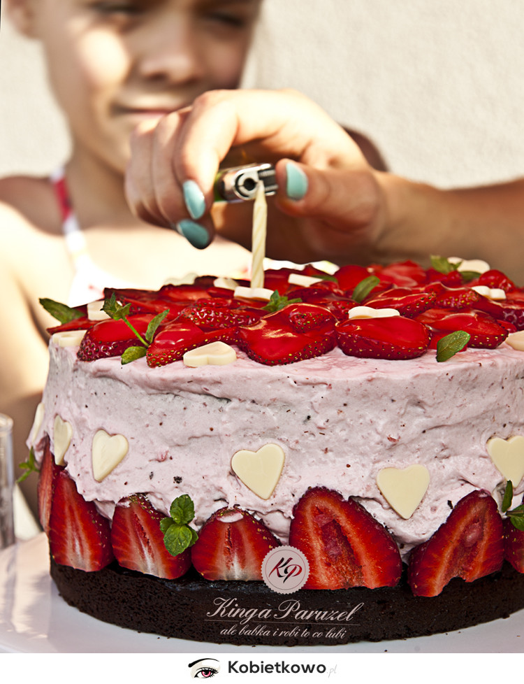 Tort urodzinowy czekoladowo-truskawkowy! [PRZEPIS]