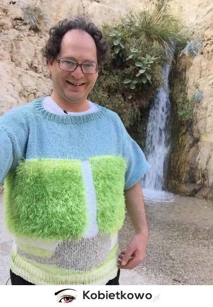 Cały internet pokochał tego faceta i jego swetry.