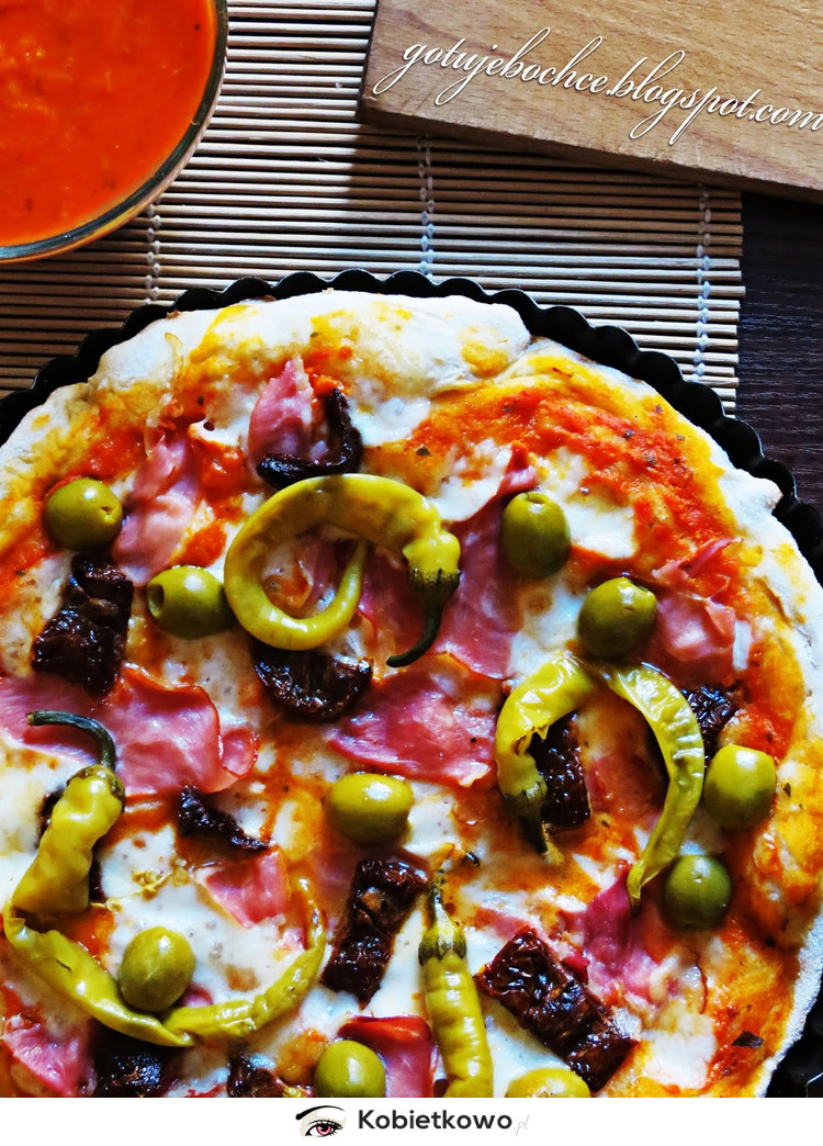 Pizza z oliwkami, suszonymi pomidorami, pepperoni i szynką parmeńską! [PRZEPIS]