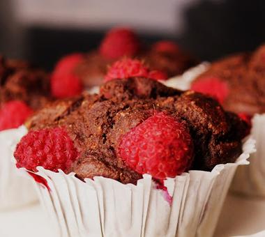 Bezglutenowe muffinki czekoladowe z malinami! [PRZEPIS]