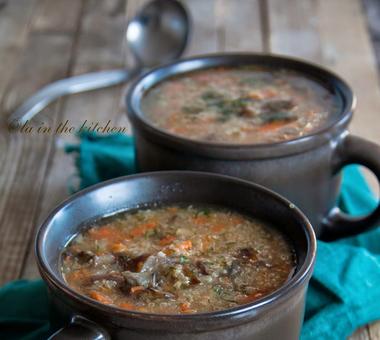 Pożywna zupa z quinoa i grzybami! [PRZEPIS]