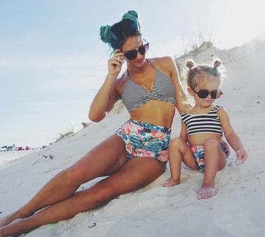 Blogerka zafarbowała dwuletniej córce włosy na różowo.