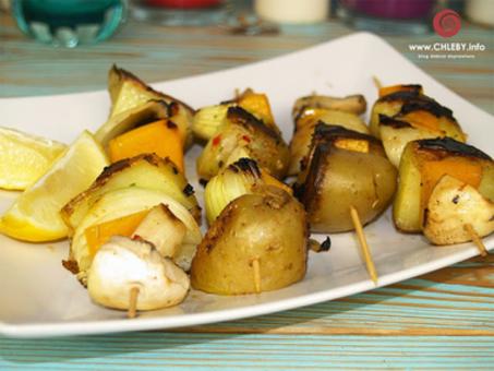 Szaszłyki warzywne z ziemniakami - idealne na grilla! [PRZEPIS]