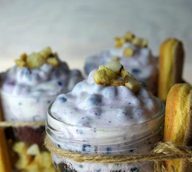 Deser jogurtowy z jagodami leśnymi, malinami i ciasteczkami savoiardi z orzechami Makadamia