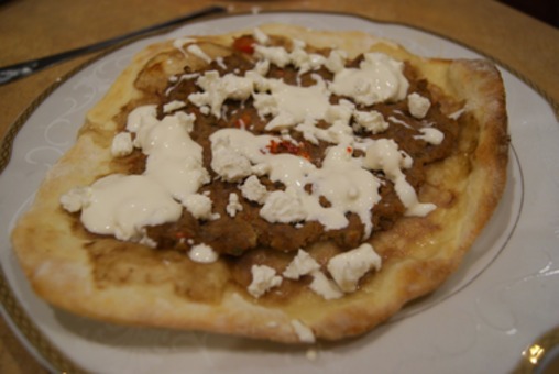 Lahmacun - turecka pizza. ŚWIETNY POMYSŁ NA OBIAD [PRZEPIS]