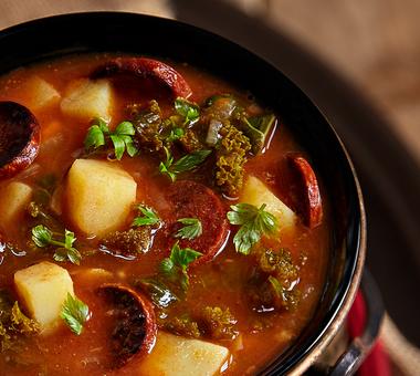 Caldo Verde- pikantna zupa z jarmużem, chorizo i wędzoną papryką! [PRZEPIS]