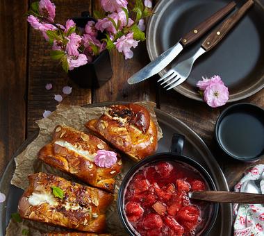 Francuskie tosty nadziane serkiem z sosem rabarbarowo - truskawkowym! [PRZEPIS]