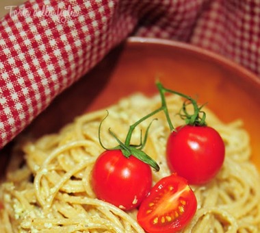 Spaghetti pełnoziarniste z oliwkowo-migdałowym pesto [PRZEPIS]