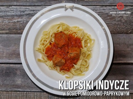 Klopsiki indycze w sosie pomidorowo-parykowym z makaronem [PRZEPIS]