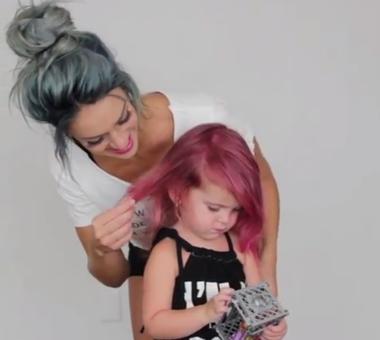 Blogerka zafarbowała dwuletniej córce włosy na różowo.